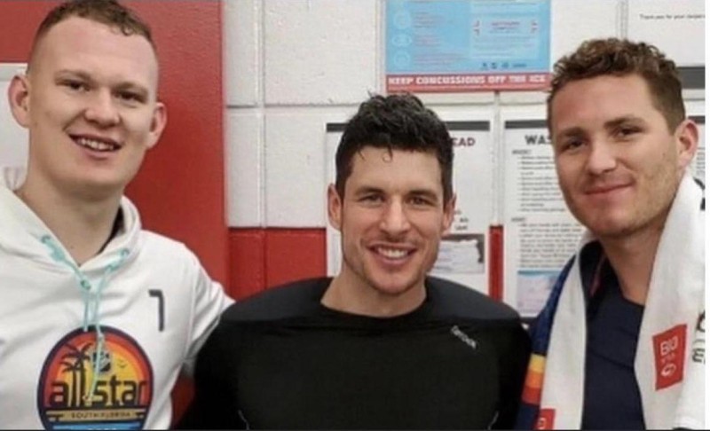 Sidney Crosby et les frères Tkachuk recréent la photo du match des étoiles de Crosby en 2009