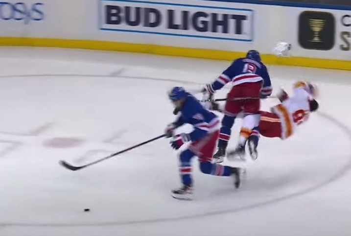 A voir : l'énorme charge de Jacob Trouba sur Nazem Kadri