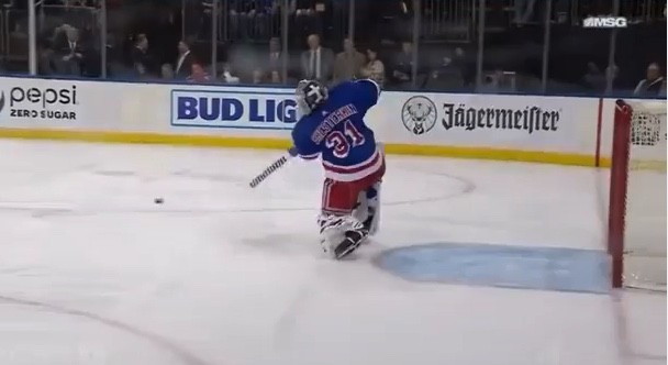 Igor Shesterkin spielt einen Pass zu seinem Ersatztorwart Jaroslav Halák