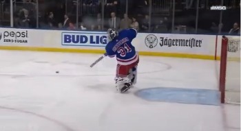 Igor Shesterkin spielt einen Pass zu seinem Ersatztorwart Jaroslav Halák