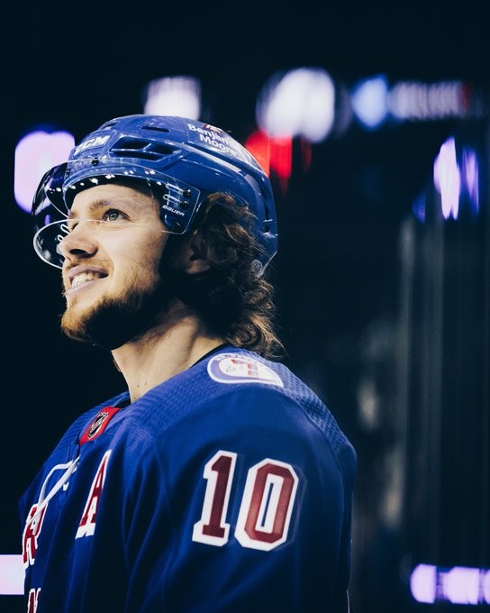 Artemi Panarin passe la battre des 200 buts en NHL avec une soirée de quatre goals