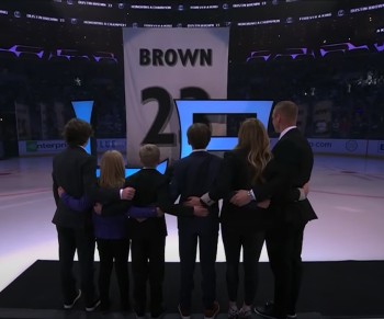 Dustin Brown a vu son numéro 23 hissé au sommet du stade des Kings