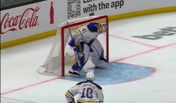 Craig Anderson se fait piéger par un rebond douteux