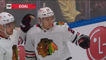 Philipp Kurashev marque un joli goal mais les Blackhawks s'inclinent face aux Leafs