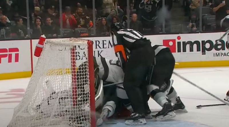 Pheonix Copley s'implique dans une bagarre et y invite son vis-à-vis John Gibson