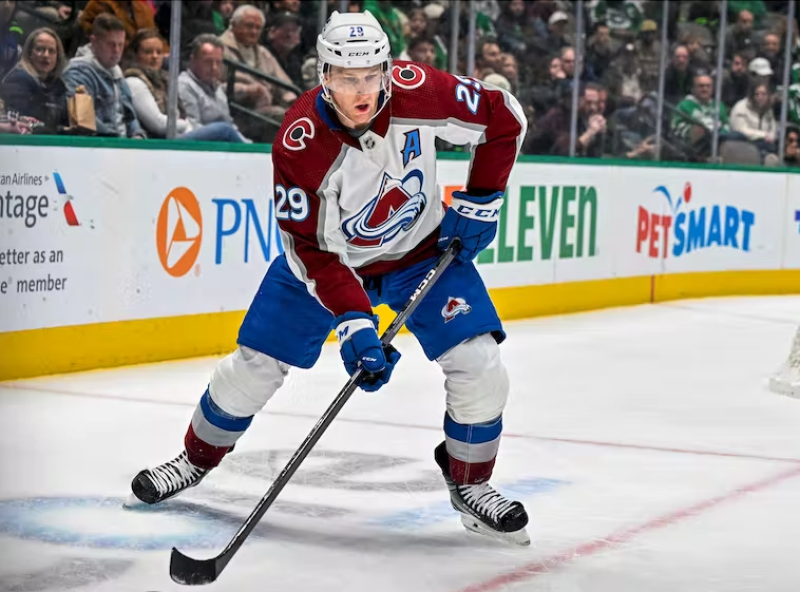Prêt à tout pour une crosse de Nathan MacKinnon