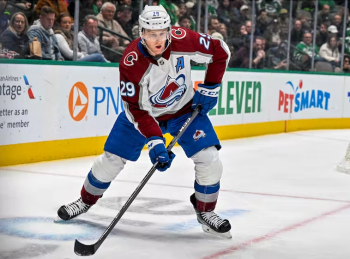Prêt à tout pour une crosse de Nathan MacKinnon