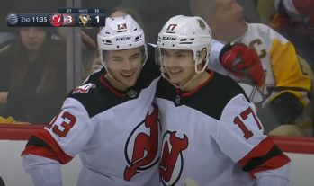 Nico Hischier et Yegor Sharangovich combinent pour un fort joli but
