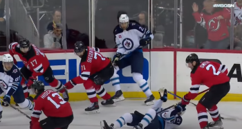 Nikolaj Ehlers quitte le jeu, malmené par Brendan Smith