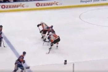 Une élégante façon d'enrhumer deux adversaires pour Connor McDavid