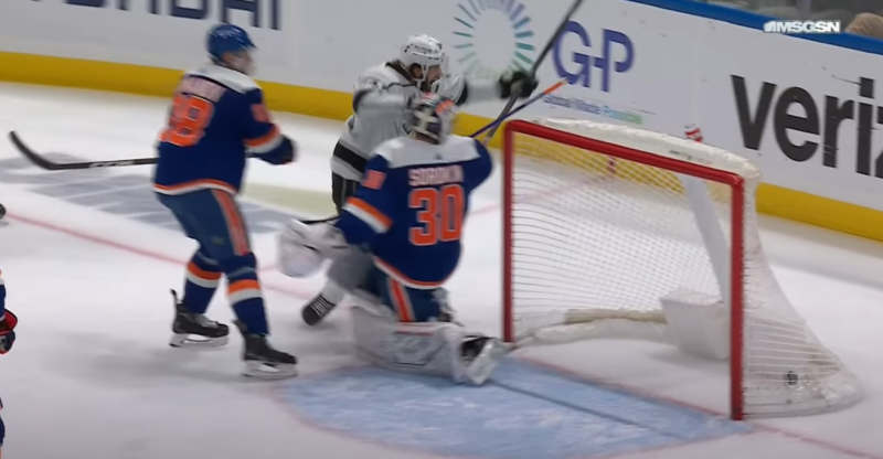 Alexander Romanov marque de belle façon dans son propre but