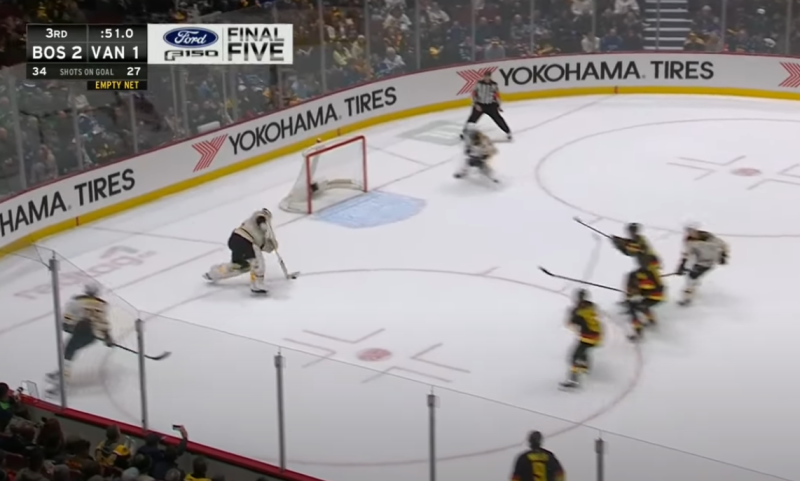 Le gardien des Bruins Linus Ullmark y va de son petit but