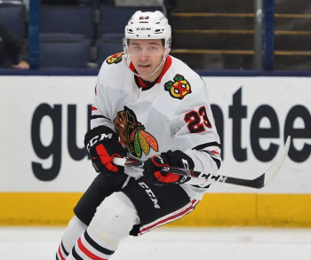 Philipp Kurashev offre la victoire aux Blackhawks