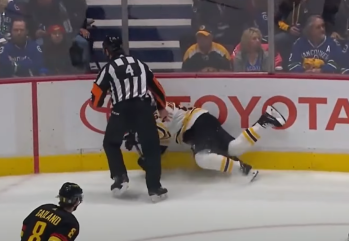 Un joli bloc de l'arbitre Wes McCauley sur Brad Marchand