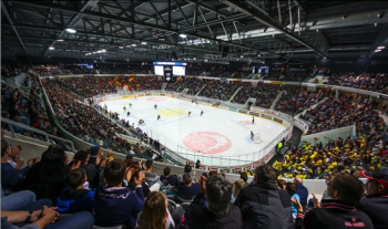 Un fan fribourgeois blessé après des échauffourées avec la police bernoise