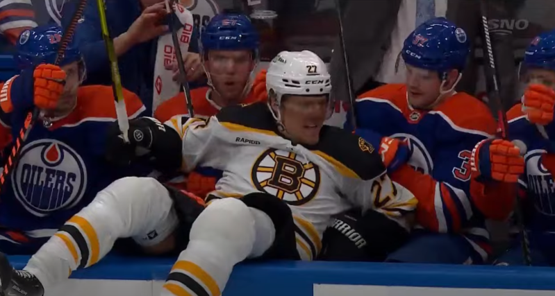 Hampus Lindholm termine sur le banc adverse