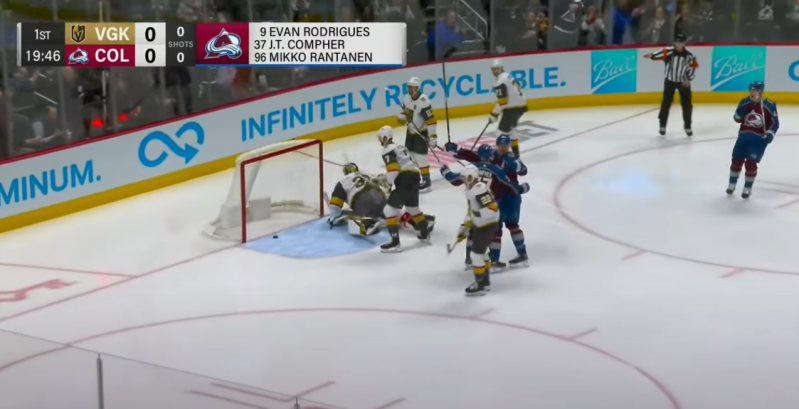 Le gardien Adin Hill offre un but à l'adversaire après 14 secondes de jeu