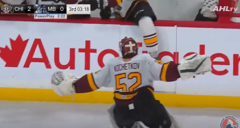 Le gardien Pyotr Kochetkov marque dans le but vide, célèbre un peu trop et doit se battre