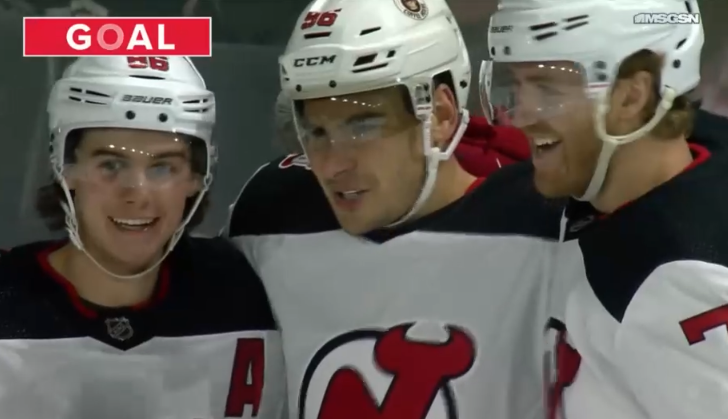 Timo Meier marque son premier but avec les Devils, Nico Hischier finit le travail en prolongations