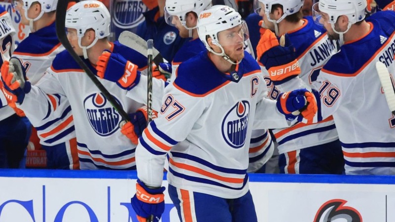 Connor McDavid bat son record personnel de points