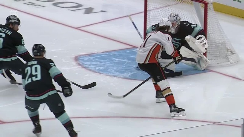 Trevor Zegras marque un joli but entre les jambes