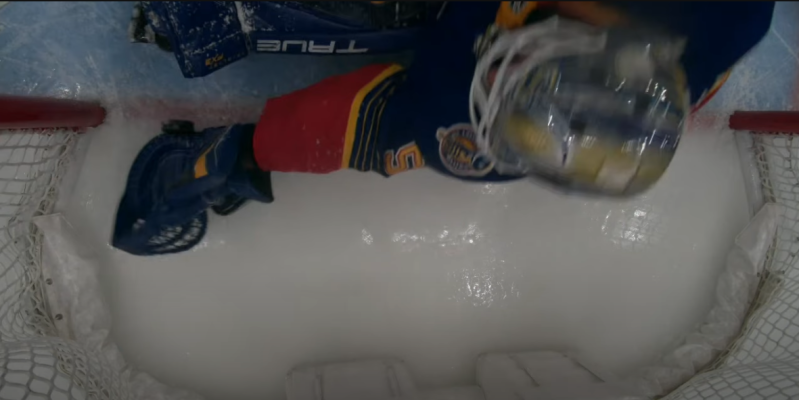 Jordan Binnington fait un arrêt au millimètre près