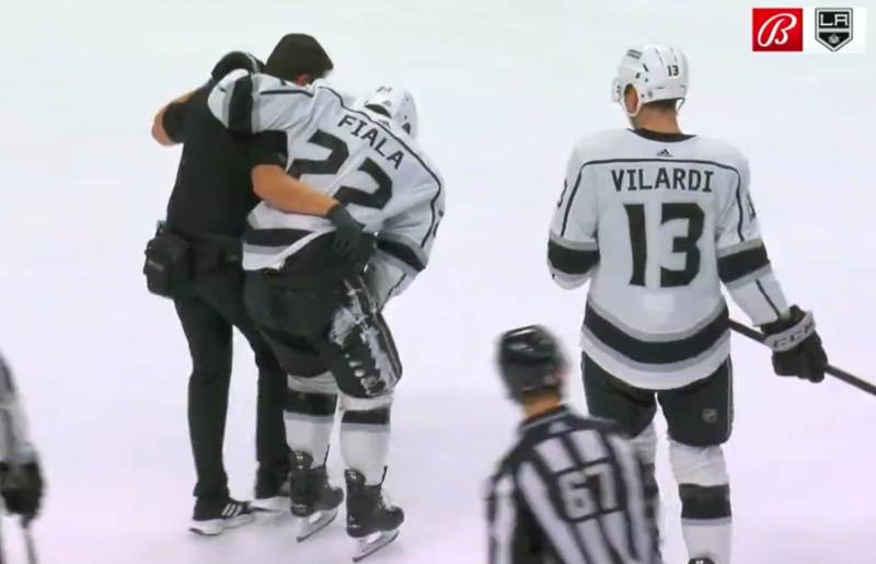 Kevin Fiala doit quitter le match après un coup au genou