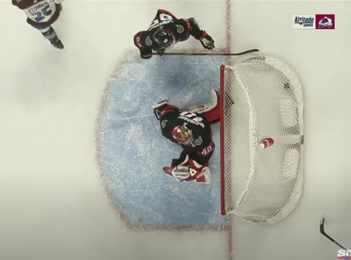 Le gardien Mads Sogaard pensait avoir bloqué le puck, il n'en était rien