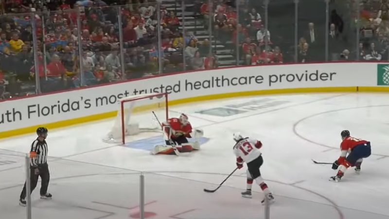 Les Coyotes s'imposent, défaites pour les Kings et les Devils malgré un but de Nico Hischier et un gros match d'Akira Schmid