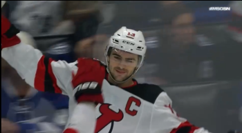 Nico Hischier signe son 30e but dans une belle victoire sur la glace de Tampa, lourdes défaites pour les Predators et les Blue Jackets