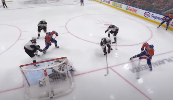 Connor McDavid marque depuis derrière les buts