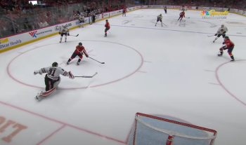 Anton Khudobin se rate complètement face à Connor Sheary