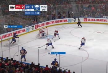 JJ Peterka marque derrière la ligne de but