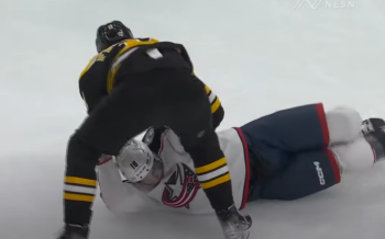 Un coup de poing aura suffi à Trent Frederic face à Lane Pederson