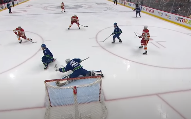Thatcher Demko signe un superbe arrêt face à Mikael Backlund