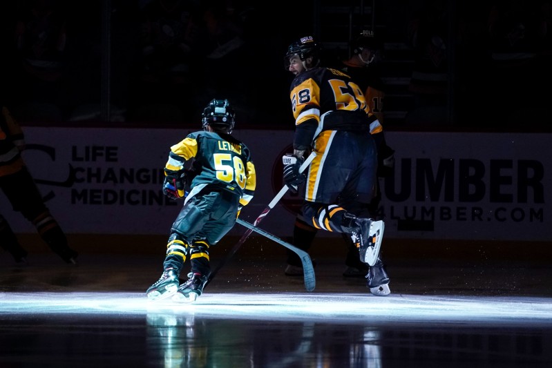 Kris Letang honoré par les Penguins de Pittsburgh pour son 1000e match