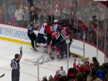 Nico Hischier bien malmené, les arbitres ne bronchent pas