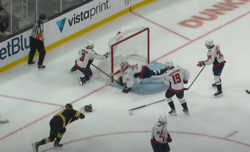 Charlie Lindgren effectue un arrêt à main nue