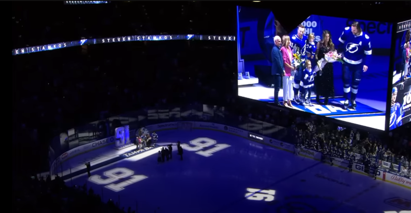 Steven Stamkos honoré pour son 1'000e match en NHL