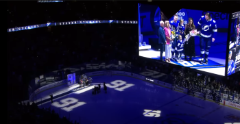 Steven Stamkos honoré pour son 1'000e match en NHL