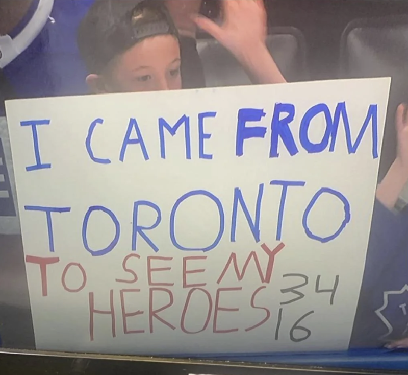Un jeune fan des Leafs se déplace à Tampa pour voir Matthews et Marner, qui ne seront pas alignés. Mais...