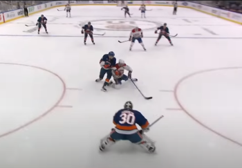 Nick Suzuki marque un but assez fous d'une main, à genoux