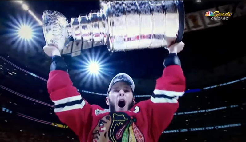 Un bel hommage et un but pour Jonathan Toews qui quitte Chicago après 15 saisons