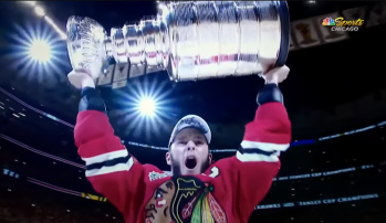 Un bel hommage et un but pour Jonathan Toews qui quitte Chicago après 15 saisons
