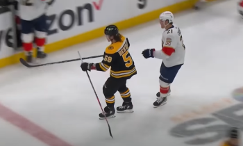 Tyler Bertuzzi rapporte à son banc un petit cadeau de Nick Cousins