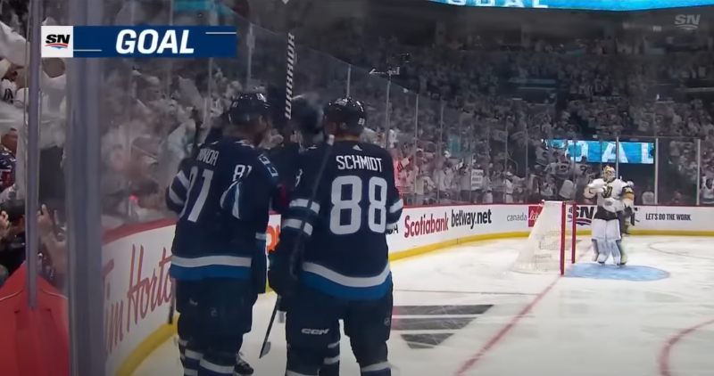 Nino Niederreiter déclenche le célèbre Whiteout de Winnipeg, avec un certain Eric Fehr comme invité