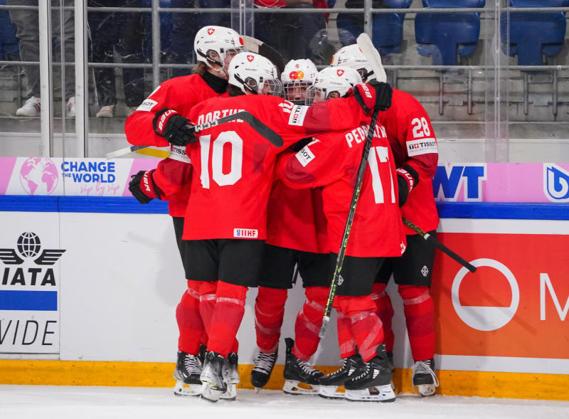 Mondiaux U18 : la Suisse enchaîne avec une nette victoire face à la Lettonie et s'assure une place en quarts de finale