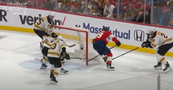 Matthew Tkachuk marque un joli but entre les jambes, mais Boston a le dernier mot
