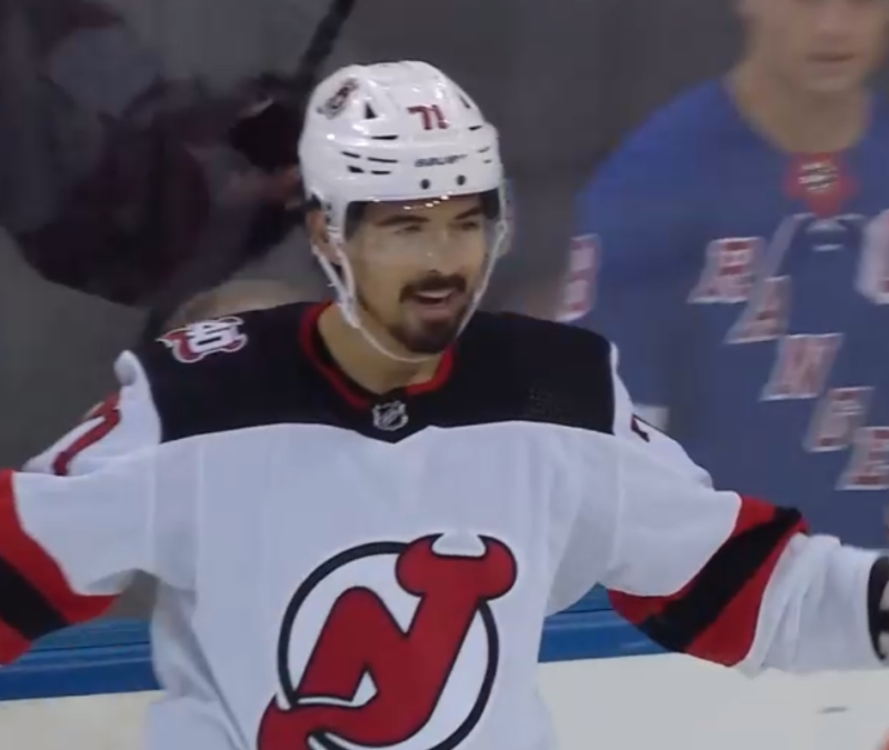 Les Devils égalisent dans leur série grâce à but gagnant de Jonas Siegenthaler sur un service parfait de Nico Hischier