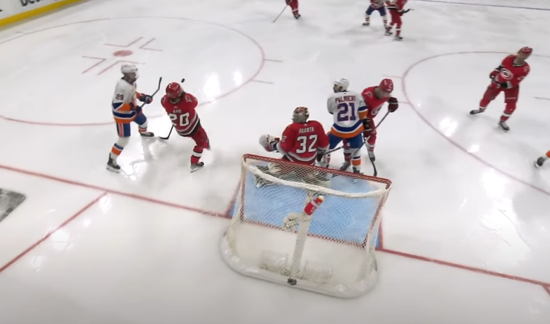 Sebastian Aho a lui aussi presque marqué du visage